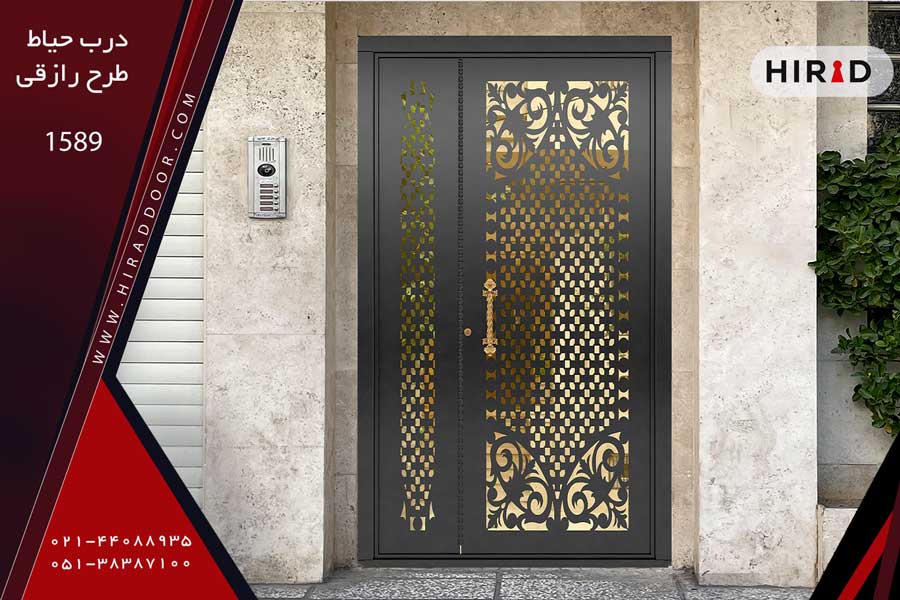 درب فلزی لیزری مشکی رنگ، یک و نیم لنگه با طراحی ظریف و زیبا، دارای شیشه سکوریت شده، نصب در ورودی ساختمان با نمای سنگ